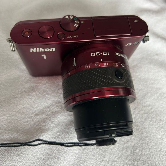 Nikon J3 maroon camera with additional lens - Picture 3 of 9